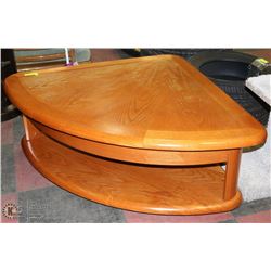 ADJUSTABLE WOOD CORNER COFFEE TABLE ON CASTORS