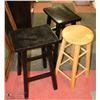 Image 1 : 3 WOOD COUNTER HEIGHT BAR STOOLS