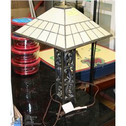 CARAMEL STAINED GLASS STYLE TABLE LAMP WITH CAST