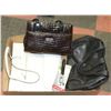 Image 1 : LARGE FLAT WITH 3 PURSES INCL LEATHER MADE IN