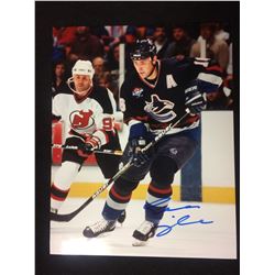 TREVOR LINDEN AUTOGRAPHED 8" X 10" PHOTO (VANCOUVER CANUCKS)