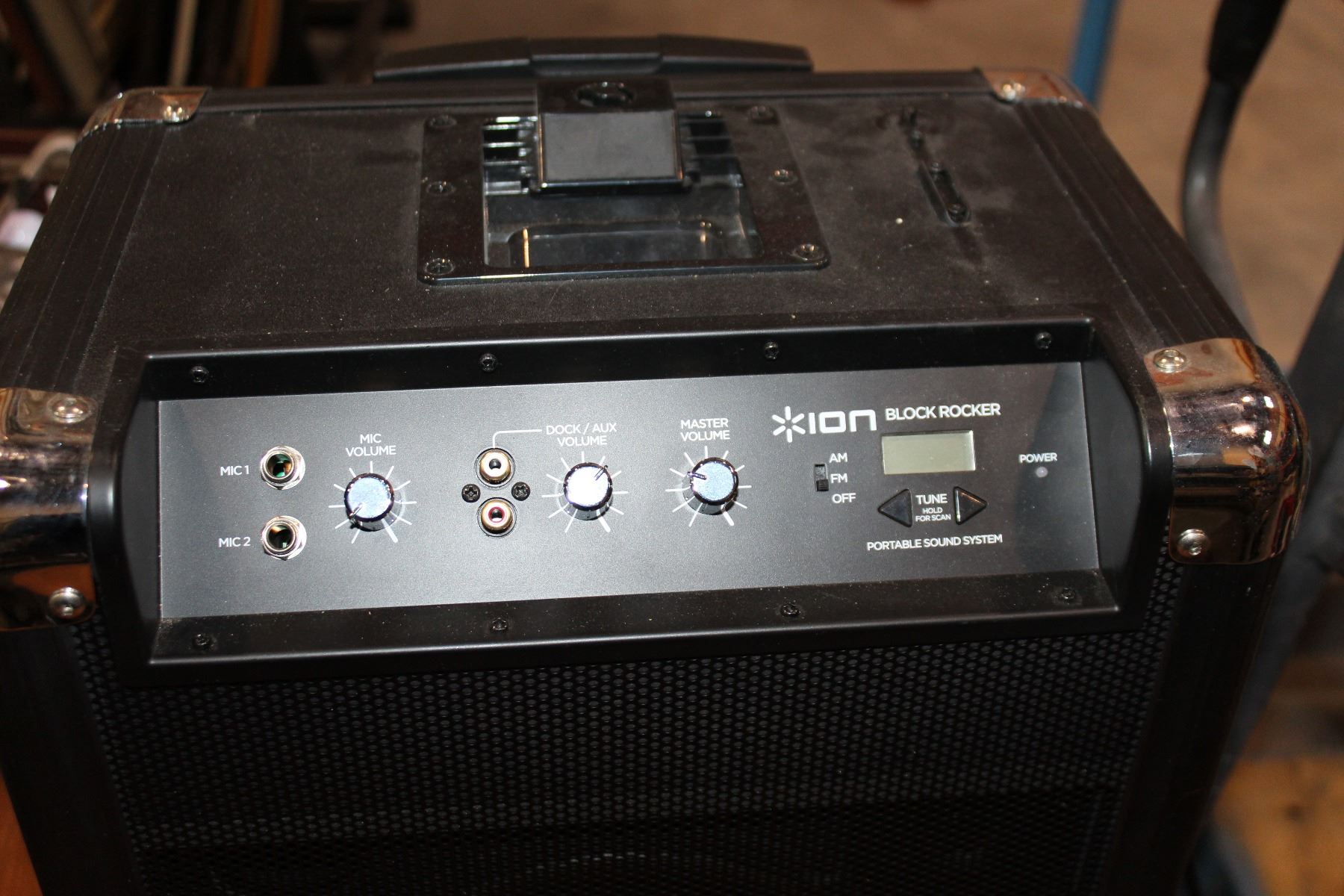 ION BLOCK ROCKER PORTABVLE SOUND SYSTEM WITH AM FM RADIO