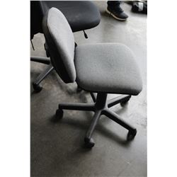 GREY ROLLING OFFICE CHAIR