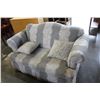 Image 3 : ABSTRACT LOVESEAT