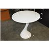 Image 1 : WHITE MODERN DINING TABLE