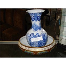 EASTERN VASE AND BRUSSELLS PORCELAIN CENTRE BOWL