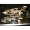 Image 1 : 1941 ROGERS DELUXE PLATE IS PRECIOUS FLATWARE