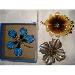 THREE VINTAGE METAL AND ENAMEL FLORAL BROOCHES