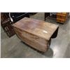 Image 2 : FIVE PIECE ENGLISH BARLEY TWIST OAK DINNETTE