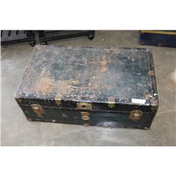 VINTAGE STEAMER TRUNK