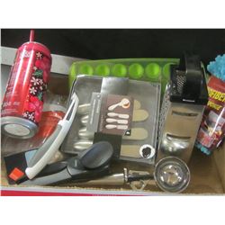 Flat full of Kitchen items / set of 4 spreders / peeler / can opener / grader