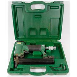 18 GAUGE AIR STAPLE GUN IN PLASTIC CASE