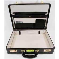 BLACK LEATHER ATTACHÉ CASE.