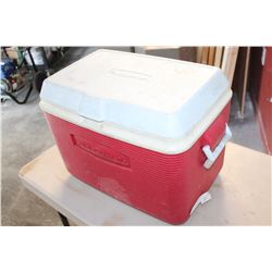 RUBBERMAID COOLER