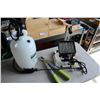 Image 1 : GARDEN SPRAYER SHOPLIGHT AND PRUNER