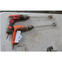 2 AIR GUNS WITH MIXING BITS