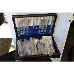 VINTAGE CASED COMMUNITY PLATE CUTLERY SET