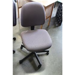 ROLLING OFFICE CHAIR