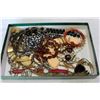Image 2 : TRAY OF ESTATE JEWELLRY
