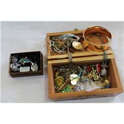 WOOD DRESSER BOX WITH JEWELLRY CONTENTS