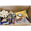 Image 2 : TRAY OF FLASHLIGHTS AND KNIVES ETC