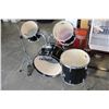 Image 2 : FOUR PIECE PEAVEY DRUM SET WITH ACCESSORIES
