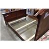 Image 4 : QUEENSIZE MODERN BEDFRAME