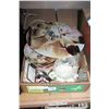 Image 1 : BOX OF COLLECTIBLE GLASS AND ORNAMENTS AND FROGS