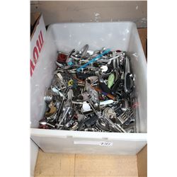 TOTE OF CUTLERY