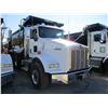 Image 2 : 2018 KENWORTH T800 DUMP, VIN/SN:1NKDL40X7JJ203684 - TRI-AXLE, 500 HP CUMMINS X15 ENGINE, ALLISON 450