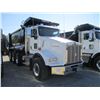 Image 2 : 2018 KENWORTH T800 DUMP, VIN/SN:1NKDL40X2JJ203687 - TRI-AXLE, 500 HP CUMMINS X15 ENGINE, ALLISON 450