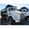 Image 2 : 2018 KENWORTH T800 DUMP, VIN/SN:1NKDL40X6JJ203692 - TRI-AXLE, 500 HP CUMMINS X15 ENGINE, ALLISON 450