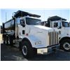 Image 2 : 2018 KENWORTH T800 DUMP, VIN/SN:1NKDL40X1JJ203695 - TRI-AXLE, 500 HP CUMMINS X15 ENGINE, ALLISON 450
