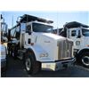 Image 2 : 2018 KENWORTH T800 DUMP, VIN/SN:1NKDL40X8JJ203693 - TRI-AXLE, 500 HP CUMMINS X15 ENGINE, ALLISON 450
