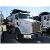 Image 2 : 2018 KENWORTH T800 DUMP, VIN/SN:1NKDL40X4JJ203688 - TRI-AXLE, 500 HP CUMMINS X15 ENGINE, ALLISON 450