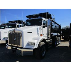 2018 KENWORTH T800 DUMP, VIN/SN:1NKDL40X2JJ203690 - TRI-AXLE, 500 HP CUMMINS X15 ENGINE, ALLISON 450
