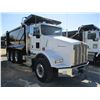 Image 2 : 2018 KENWORTH T800 DUMP, VIN/SN:1NKDL40X2JJ203690 - TRI-AXLE, 500 HP CUMMINS X15 ENGINE, ALLISON 450