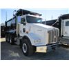 Image 2 : 2018 KENWORTH T800 DUMP, VIN/SN:1NKDL40X9JJ203685 - TRI-AXLE, 500 HP CUMMINS X15 ENGINE, ALLISON RDS
