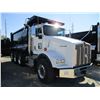 Image 2 : 2018 KENWORTH T800 DUMP, VIN/SN:1NKDL40X4JJ203691 -TRI-AXLE, 500 HP CUMMINS X15 ENGINE, ALLSION 4500