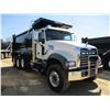 Image 2 : 2017 MACK GU713 DUMP, VIN/SN:1M2AX07C4HM036595 - TRI-AXLE, 455 HP MACK MP8 ENGINE, ALLISON 4500 RDS