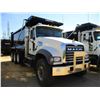 Image 2 : 2018 MACK GU713 DUMP, VIN/SN:1M2AX07C0JM037099 - TRI-AXLE, 455 HP MACK MP8 ENGINE, MACK T310M 10 SPE