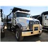 Image 2 : 2017 MACK GU713 DUMP, VIN/SN:1M2AX07C5HM036489 - TRI-AXLE, 455 HP MACK MP8 ENGINE, ALLISON 4500 RDS