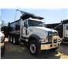 Image 2 : 2017 MACK GU713 DUMP, VIN/SN:1M2AX07C6HM061434 - TRI-AXLE, 455 HP MACK MP8 ENGINE, ALLISON 4500 RDS