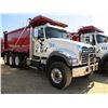 Image 2 : 2017 MACK GU713 DUMP, VIN/SN:1M2AX07C0HM036576 - TRI-AXLE, 455 HP MACK MP8 ENGINE, ALLISON 4500 RDS