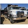 Image 2 : 2016 MACK CU713 DUMP, VIN/SN:1M2AX09C0GM027355 - TRI AXLE, 415 HP MACK MPH415C DIESEL ENGINE, ALLISO
