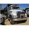 Image 2 : 2016 MACK CU713 DUMP, VIN/SN:1M2AX09C3GM027351 - TRI AXLE, 415 HP MACK MPH415C DIESEL ENGINE, ALLISO