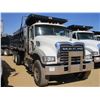 Image 2 : 2015 MACK GU713 DUMP, VIN/SN:1M2AX09C4FM021282 - T/A, 425 HP MACK MP8 ENGINE, ALLISON A/T, 44K REARS