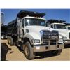 Image 2 : 2015 MACK GU713 DUMP, VIN/SN:1M2AX09C1FM021319 - T/A, MACK T310M 10 SPEED TRANS, 44K RARS, 18K FRONT