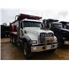 Image 2 : 2015 MACK GU713 DUMP, VIN/SN:1M2AX09C4FM0252235 - TRI-AXLE. 425HP MP 8 MACK DIESEL ENGINE, T310 MACK