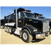 Image 2 : 2013 KENWORTH T800 DUMP, VIN/SN:1NKDX4TX3DT355708 - TRI-AXLE, 455 HP PACCAR MX-13 ENGINE, 8LL TRANS,